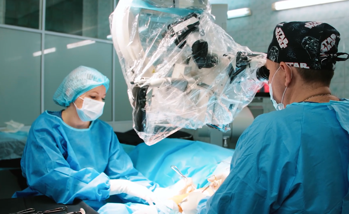 Опухоль (менингиома) не всегда требует хирургического лечения, но нашей пациентке Клавдии Яковлевне могла помочь только операция. На фото — врач-нейрохирург Иван Пендюрин и операционная медсестра Наталья Ушакова