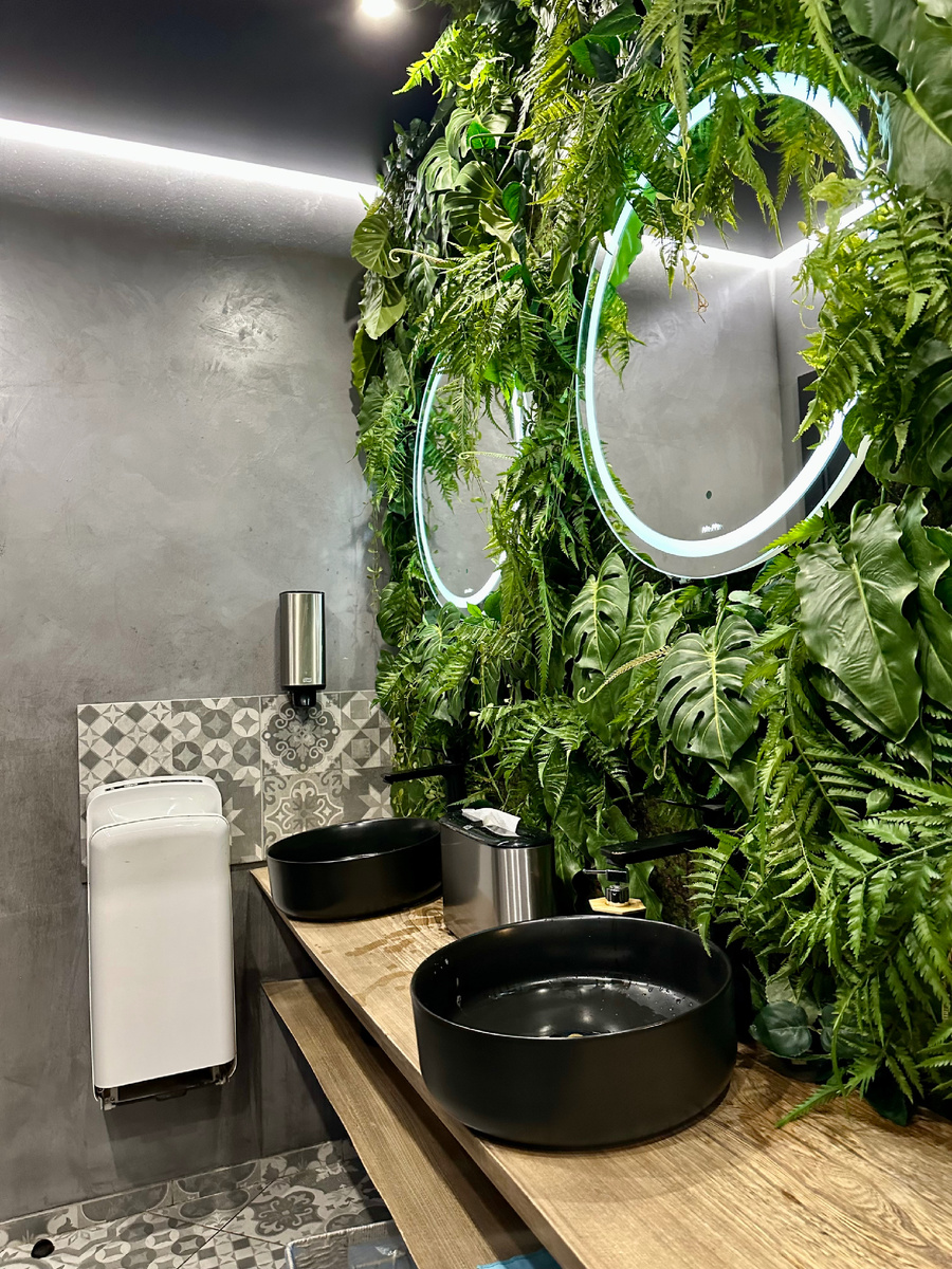 Для иллюстрации выбрала туалет ресторана «Балкан», о котором писала вчера. В Анненкирхе не фоткала. 