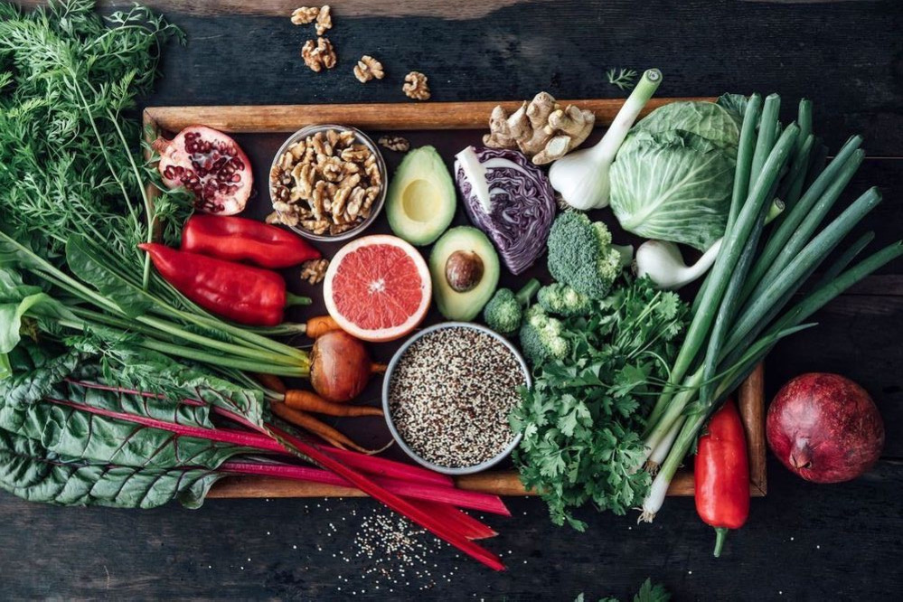 Пищевые волокна (клетчатка) содержатся только в растительной пище: овощах, фруктах, ягодах, злаках, семенах, орехах.