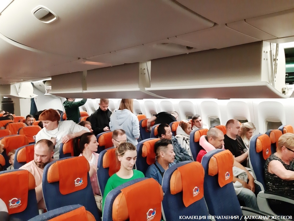 Ненужные в полете вещи пассажиры перекладывают в дополнительные пакеты уже на борту. Фото автора