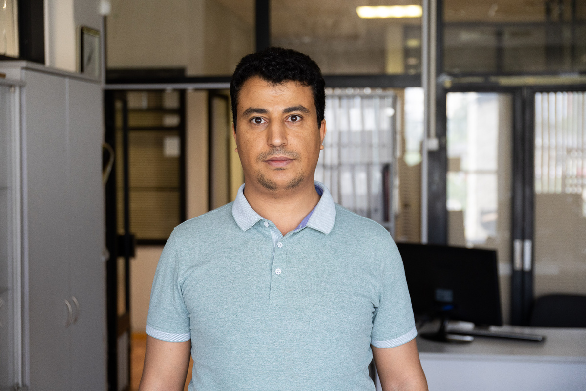 По словам Махмуда Карема, стекла прочные, но прозрачные. Фото: Родион Нарудинов / УрФУ. 