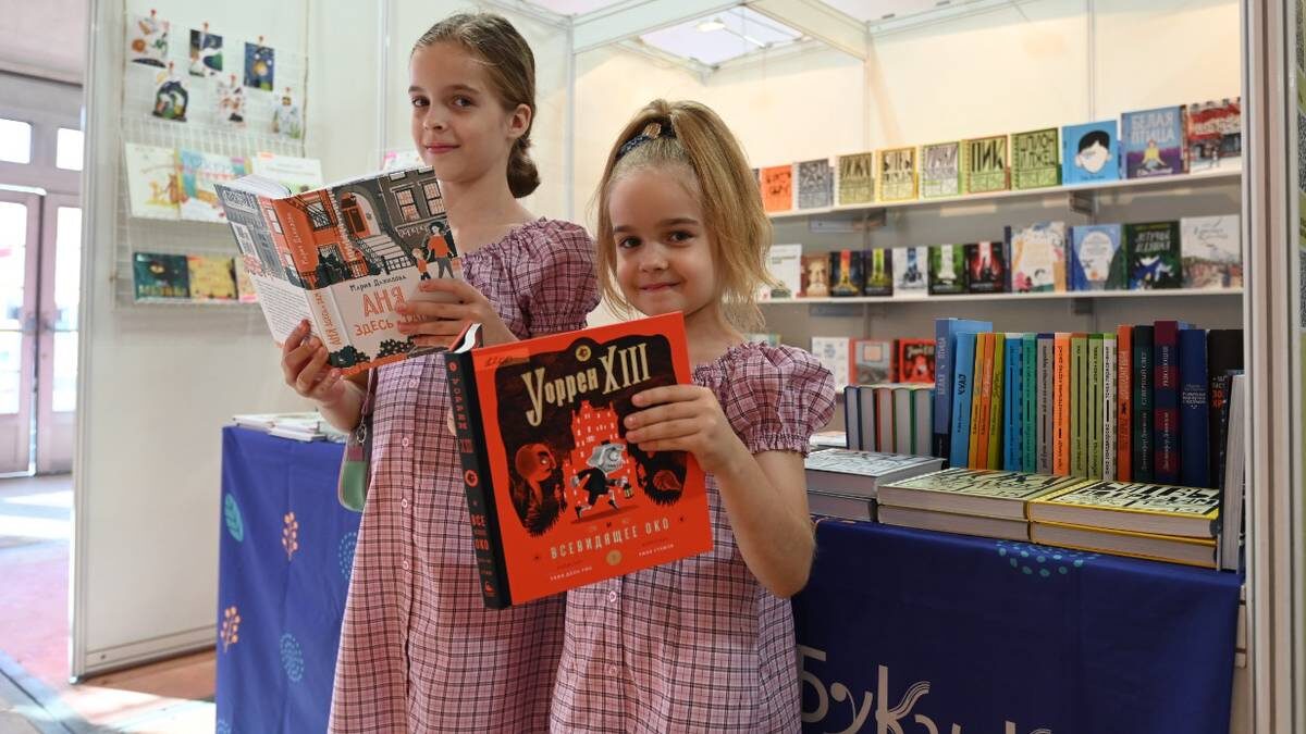    Аня и Саша Купцовы пришли на книжную ярмарку / Фото: Екатерина Хорошилова / Вечерняя Москва