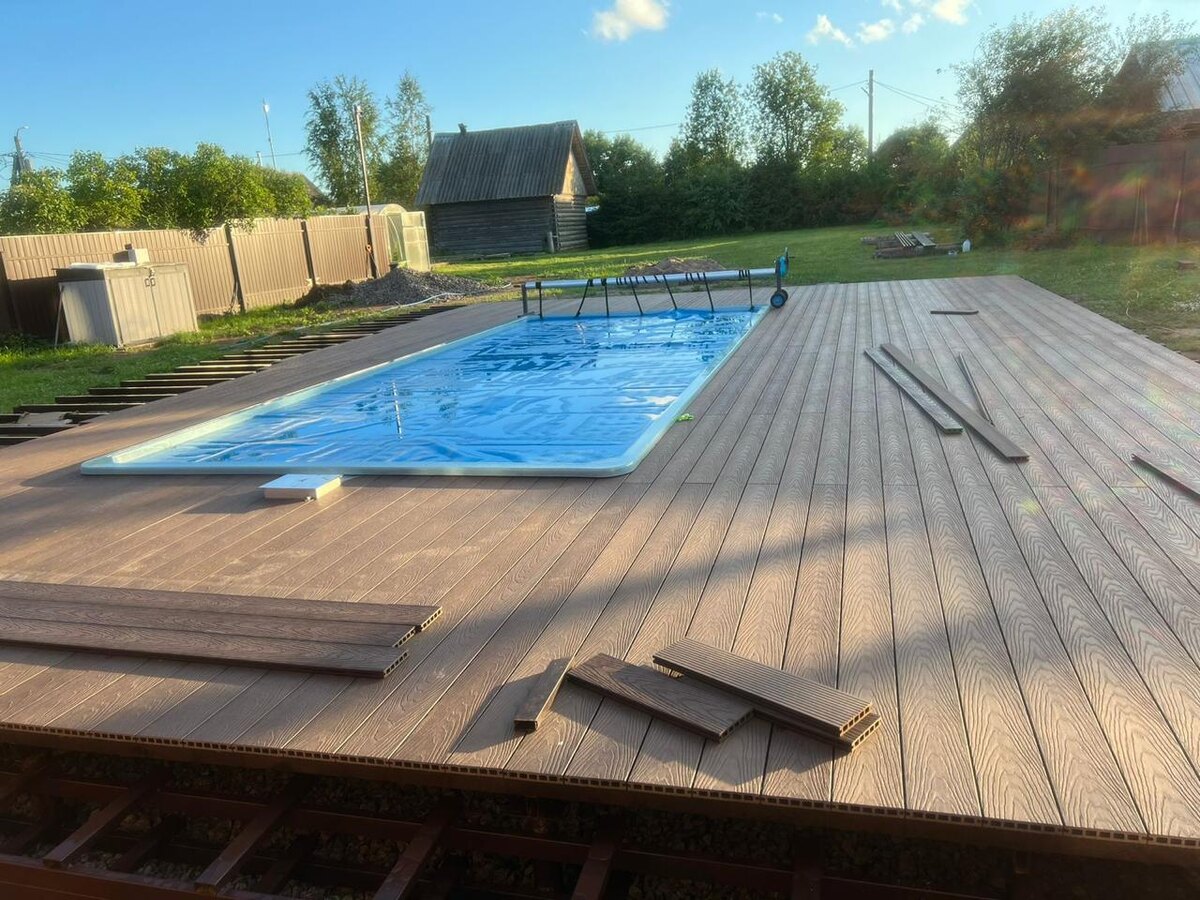 Террасная доска ДПК вокруг бассейна рисунок дерева 3D Lux производства ТехноПарк ДПК