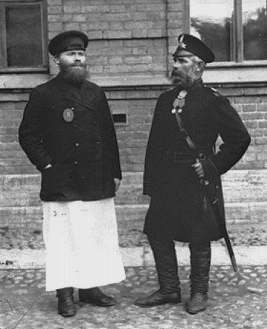 Старший дворник и городовой