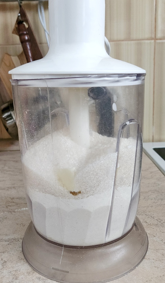 Я иногда тесто делаю вот в этом блендере. 