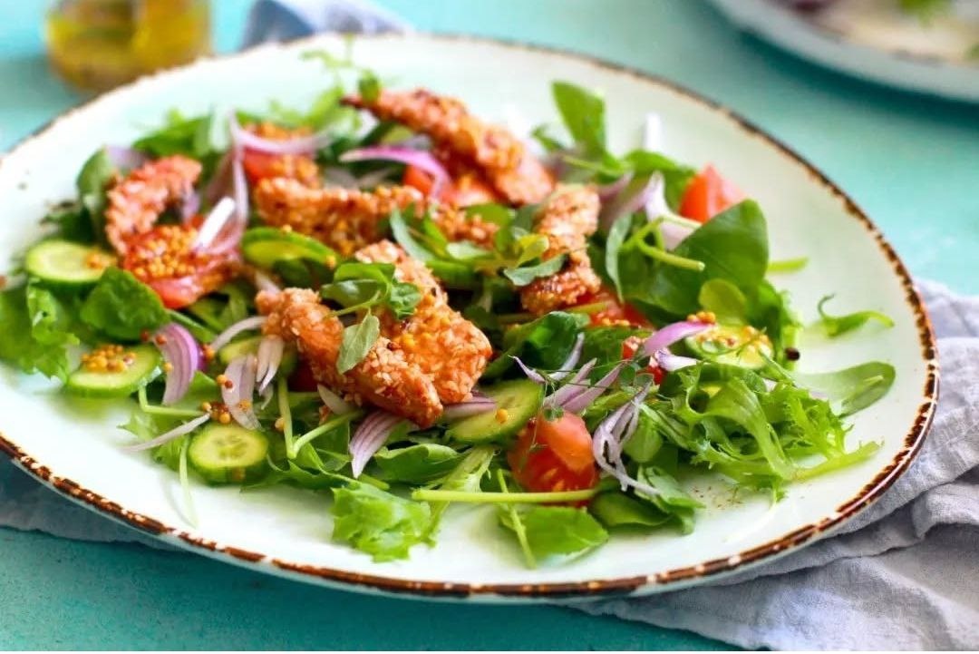 Салат с курицей в кунжуте от Елены Некрасовой. https://t.me/urbanistka_vl