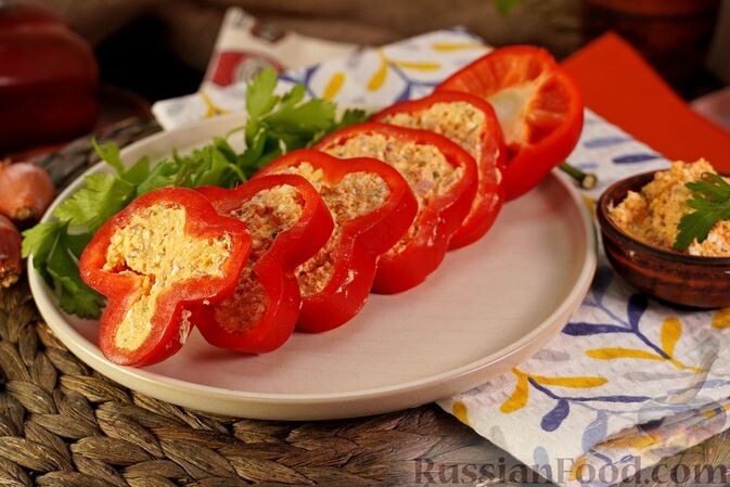 творог, лук-шалот, сметана, масло сливочное, паприка молотая, тмин, зелень укропа, соль, перец болгарский