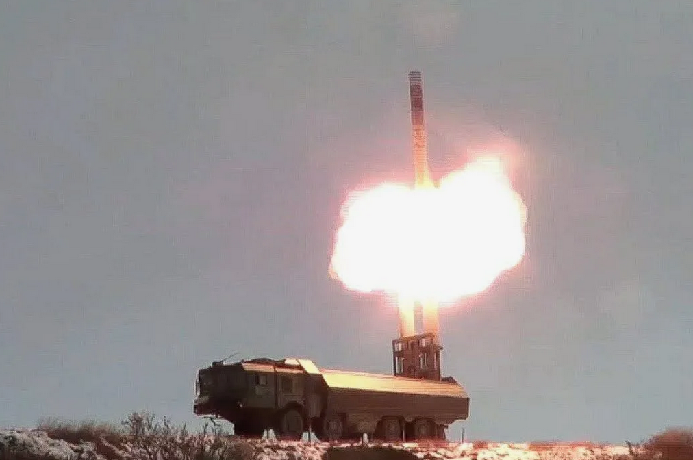 Сверхзвуковая крылатая ракета "Оникс" прочно входит в в тройку самых несбиваемых российских высокоточных систем. И ей на смену пришел гиперзвуковой "Циркон", который с "Ониксом" во многих компонентах взаимозаменяем". Кадры МО РФ