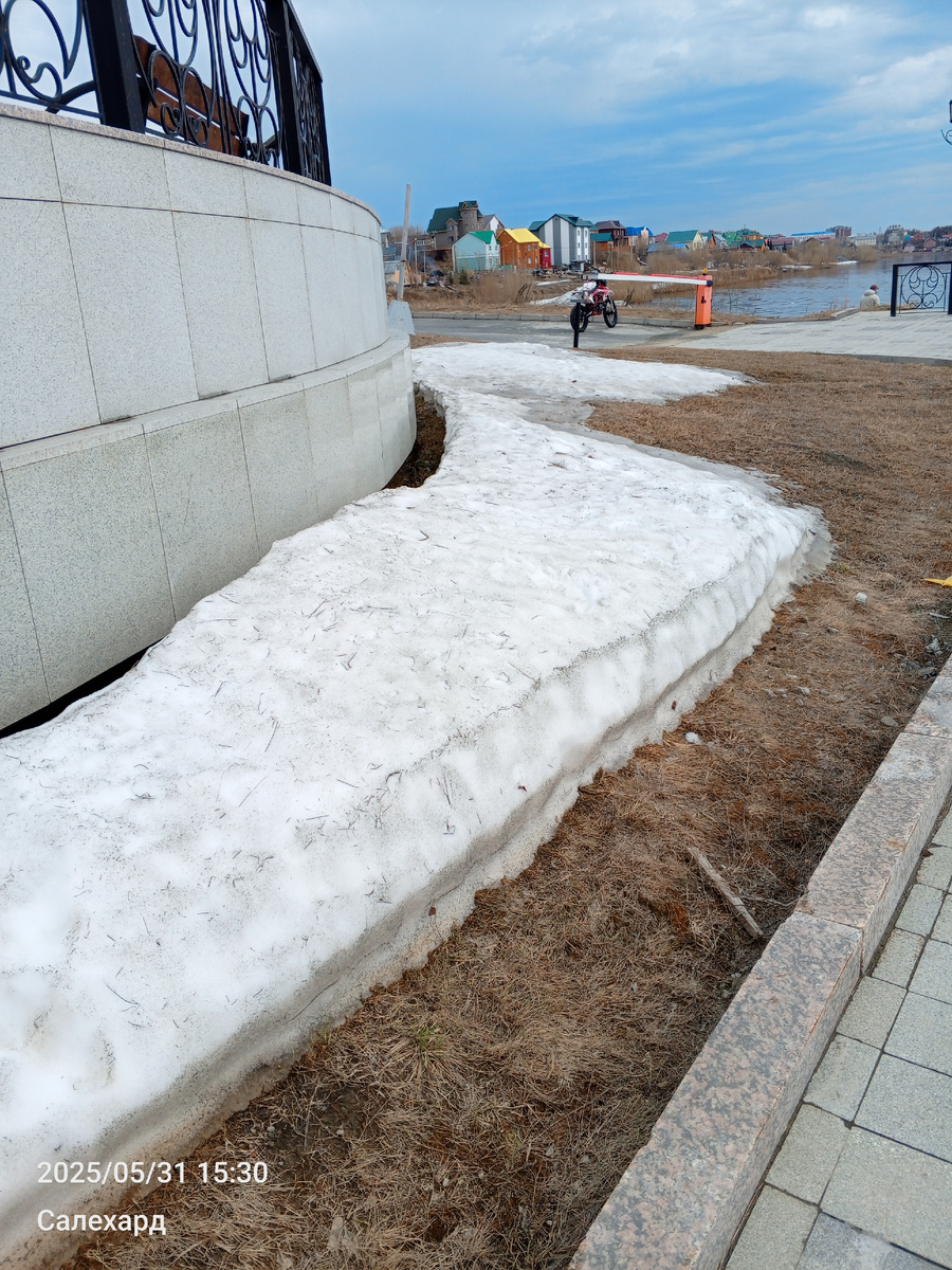 Снег лежит , но по не многу тает !