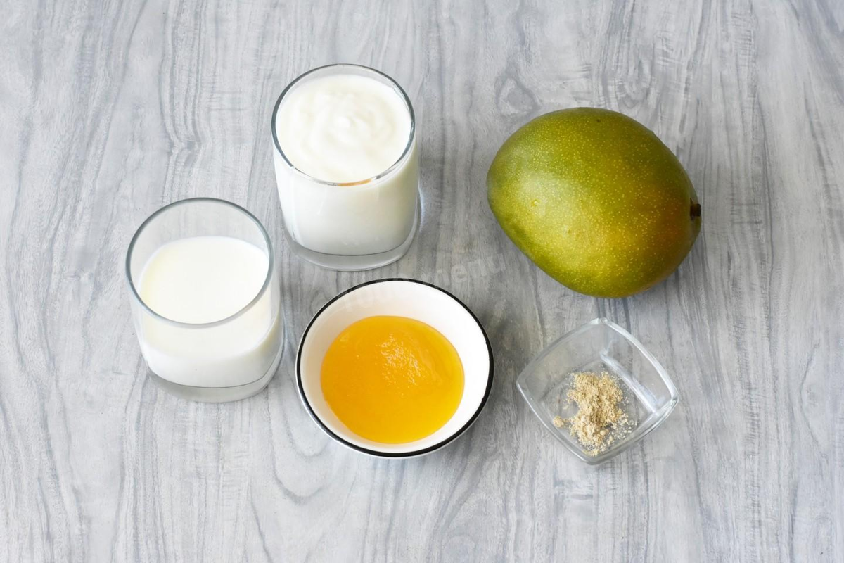 Как сделать индийский напиток ласси манго? Очень легко, быстро и совершенно несложно! Из техники понадобится только миксер или блендер. Для начала подготовьте необходимые ингредиенты по списку. Количество меда регулируйте по своему вкусу. Можете заменить мед на сахарную пудру. От жирности и густоты йогурта зависит густота напитка. У меня йогурт жирностью 3%. Ласси получился средней густоты.