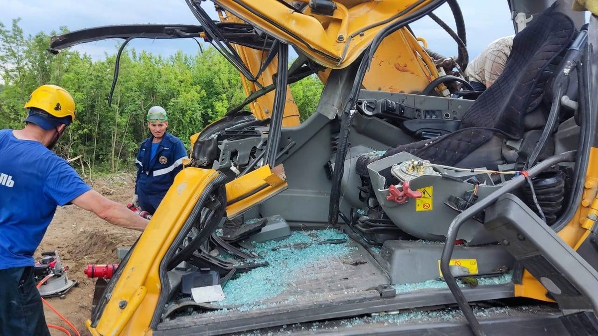    В Курске на кабину экскаватора упала бетонная плита: пострадал мужчина