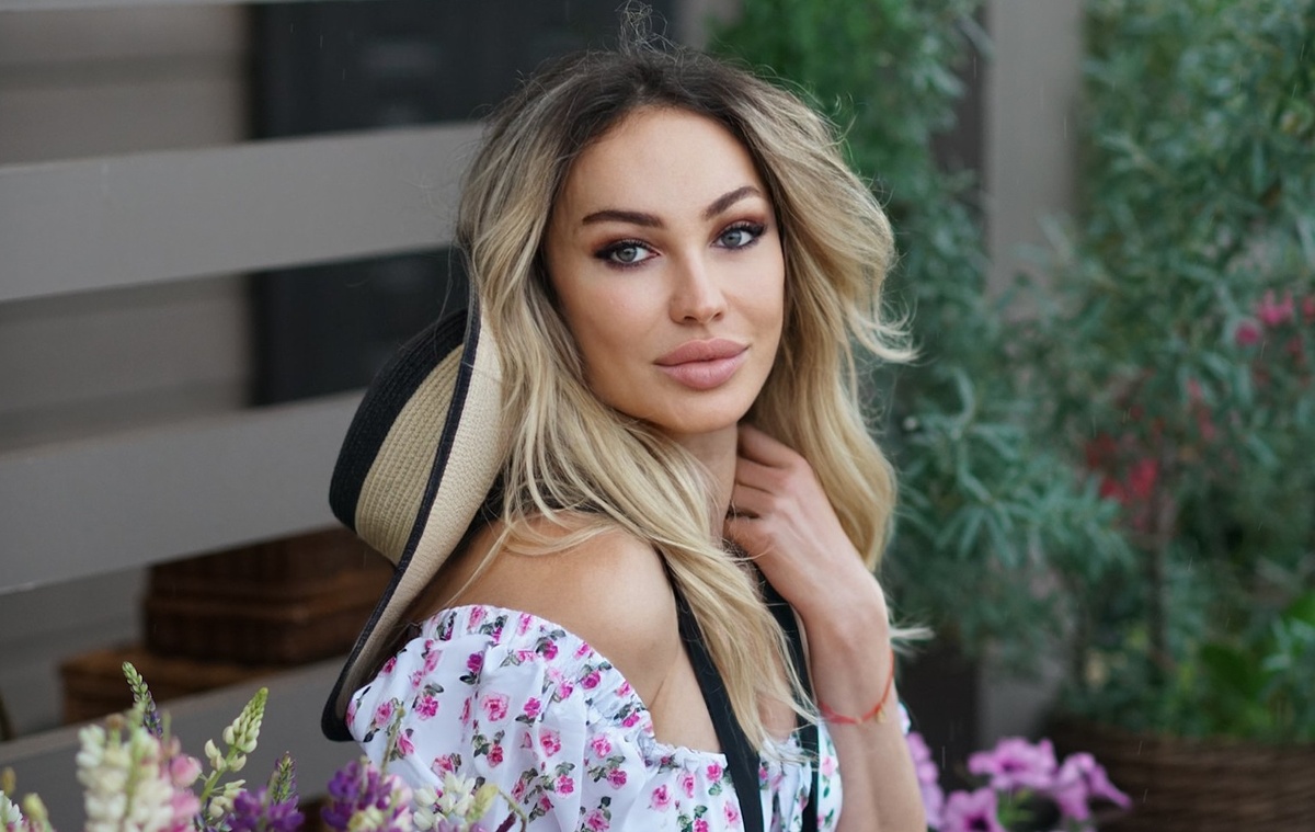 Алёна Николаевна САРОМЫЦКАЯ, врач дерматолог, косметолог высшей категории, диетолог, сертифицированный тренер ведущих европейских компаний, преподаватель кадавер курса Университета Максимилиана Людвига (Германия), член американской Ассоциации специалистов по лазерной хирургии ASLM, действующий спикер российских и международных конгрессов по эстетической медицине и косметологии, бьюти-эксперт ведущих федеральных СМИ