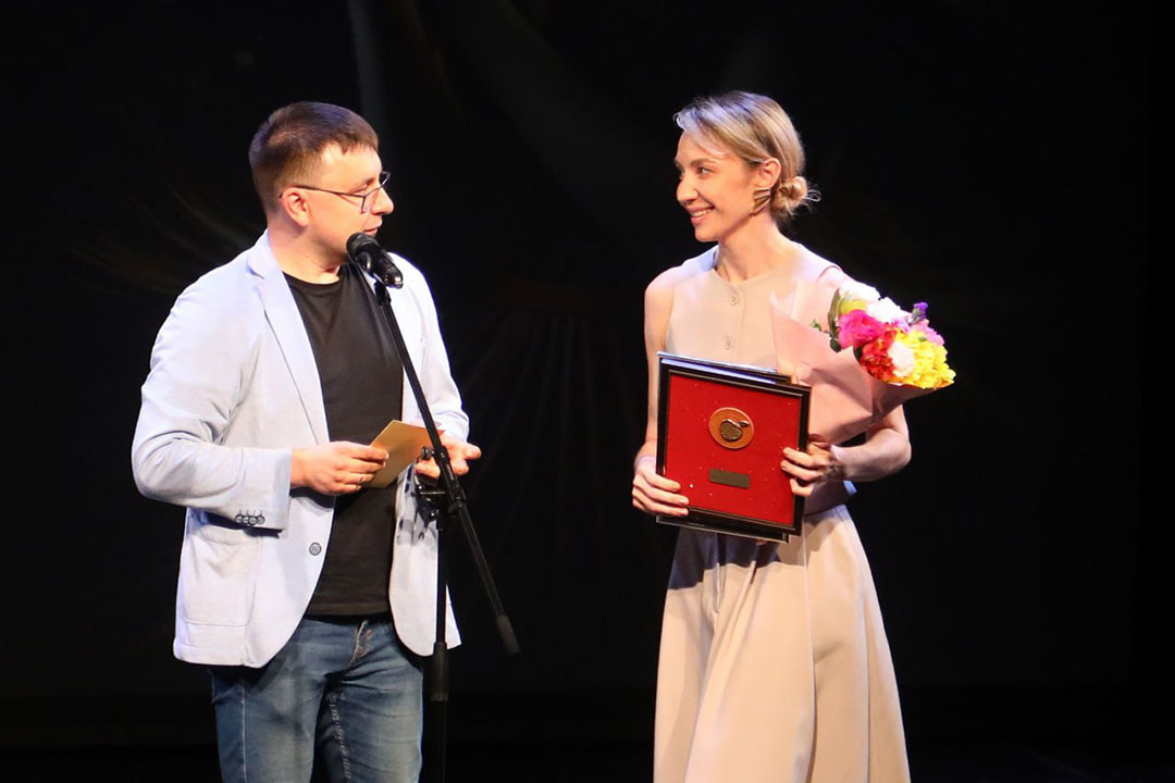    Член жюри Алексей Кудинов и лауреат в номинации «Лучшая женская роль» Дарья Емельянова. Фото автора