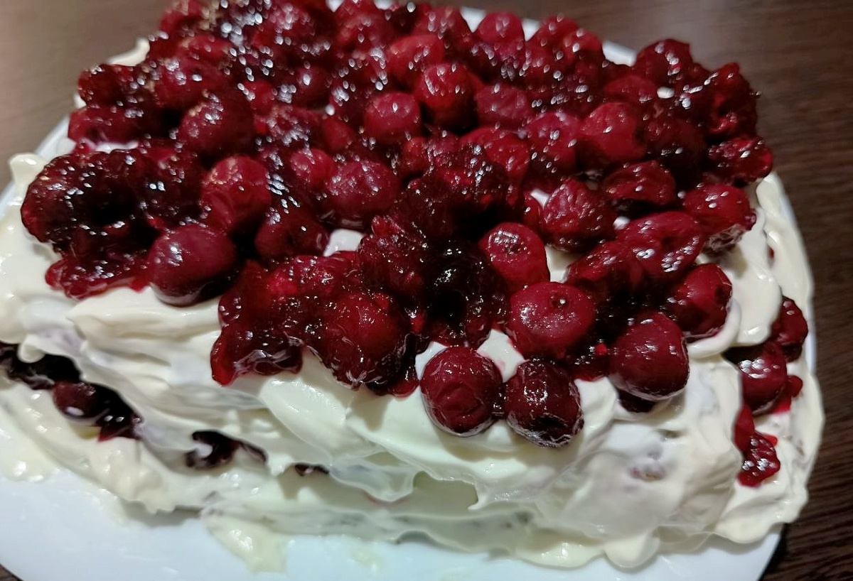 Мы не стали вынимать косточки, чтобы вишня не потекла. Соблюдайте осторожность!