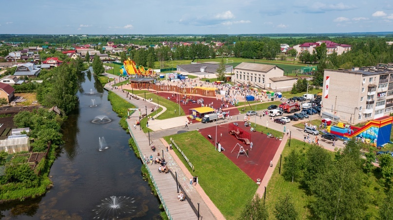 Панорамный кадр парка "40-летия Победы" с праздничным оформлением и участниками