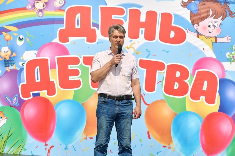 Торжественное открытие праздника - руководитель округа поздравляет детей