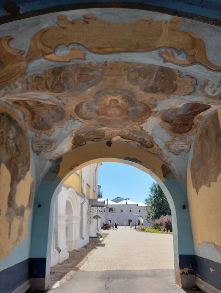 Вход в монастырь