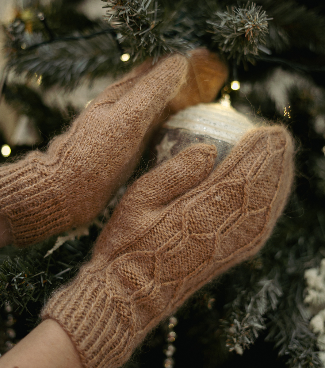 Вязаные рукавицы ручной работы с анатомическим пальцем