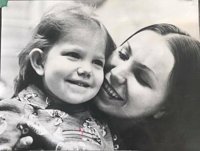 Екатерина Скулкина в детстве с мамой. / Фото: bigbookname.com