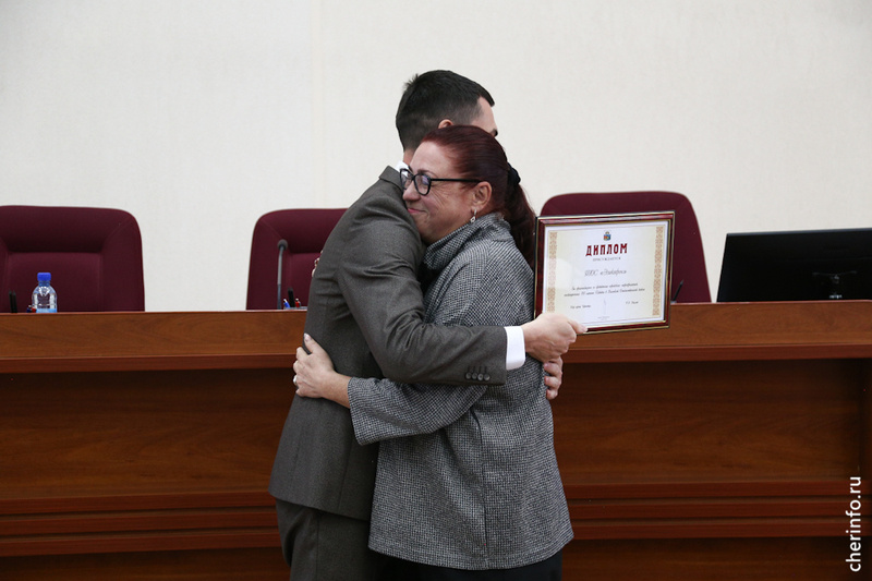    Церемония прошла в мэрии. В Череповце прошло 780 мероприятий, приуроченных ко Дню Победы. Их посетили 230 тысяч человек.