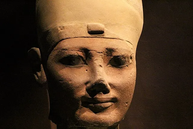 Египетская статуя в музее Египта в Турине, Италия, 2017