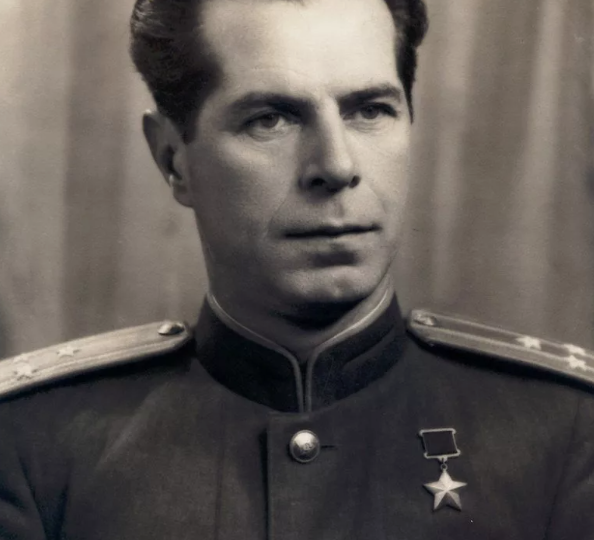 Его дважды увольняли из органов перед войной, один раз исключили из партии, но в итоге он стал Героем Советского Союза и легендой разведки