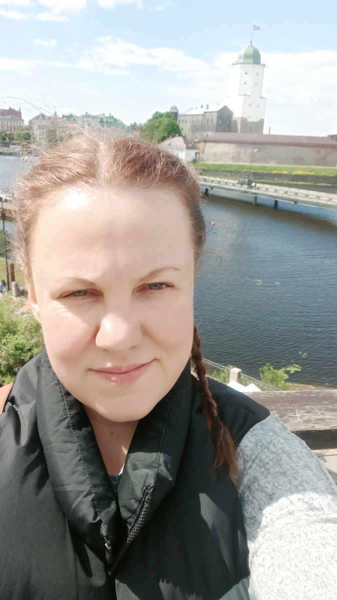 на фоне Выборгский замок