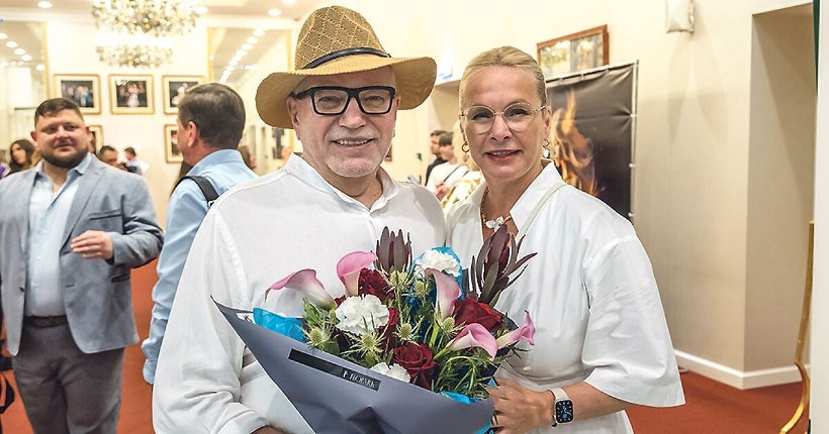 Худрук ГДТ Сергей Афанасьев в «чеховском образе» и директор Новосибирской филармонии Анна Терешкова