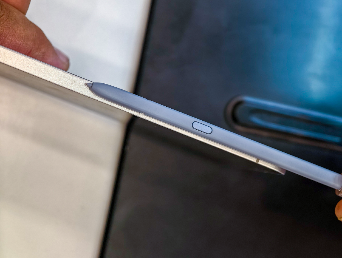 Samsung Galaxy S25 Edge в сравнении со стилусом от Ultra