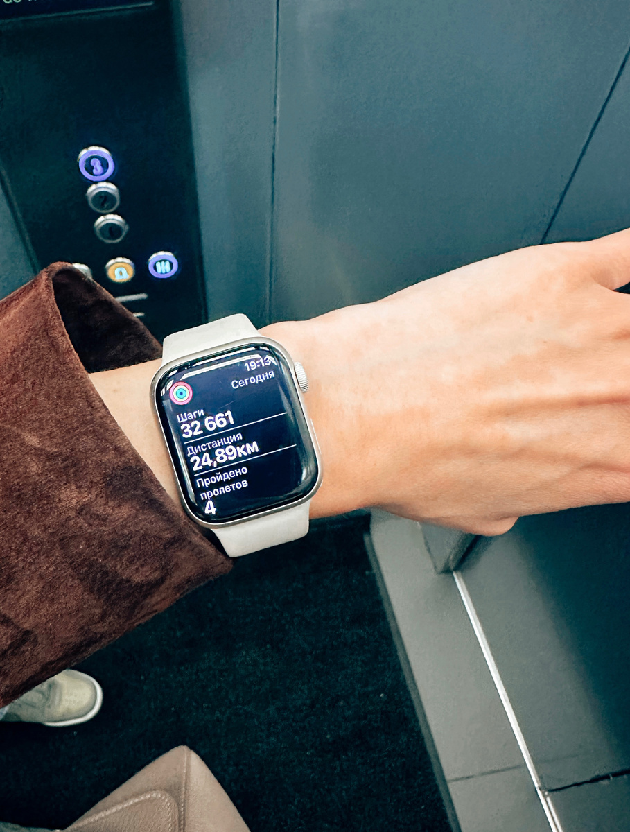 Как только я решила, что перехожу на «безджинсовый» режим, то сразу столкнулась с тем, что у меня есть красивая обувь под платья и юбки, а вот такой, в которой я смогу пройти 32 000 шагов нет. И в итоге со мной в СПБ поехали только кроссовки. Благо, что очень жарко не было, но если бы поездка была летом, то сварились бы мои ноги в этих кроссовках, поэтому совершенно точно могу сказать, что надо искать удобную летнюю обувь. Есть случаи, когда можно помодничать в босоножках на шпильке с тонкими ремешками, а есть такие дни, когда нужна пара, которую на себе не замечаешь даже после 20 км пешком.