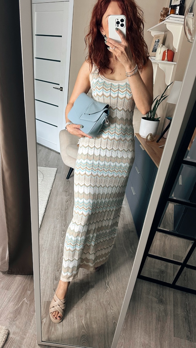 Это платье было в обзоре в Телеграм. Я уже успела пару дней его поносить. Вообще оно неплохо смотрится даже с обычными кедами, но на жару я бы предложила удобные и мягкие сабо. 