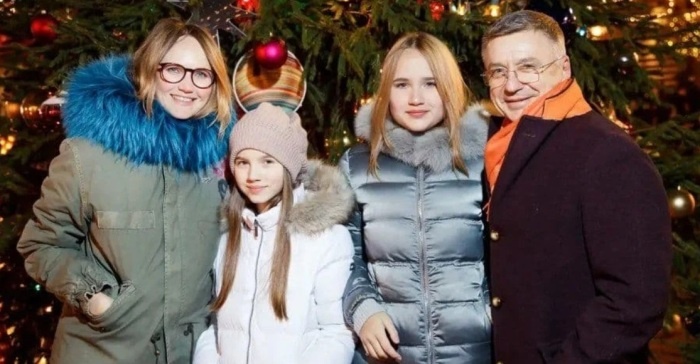 Антон Табаков с супругой Анжеликой и детьми /Фото. piccolomagazine.com