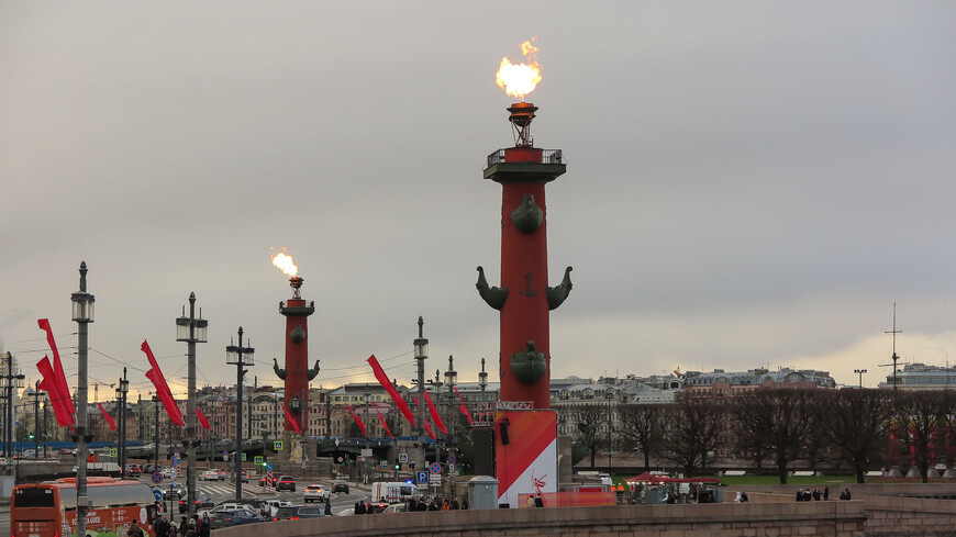 Вечером 8 мая зажгли огни на колоннах в предверии парада победы 