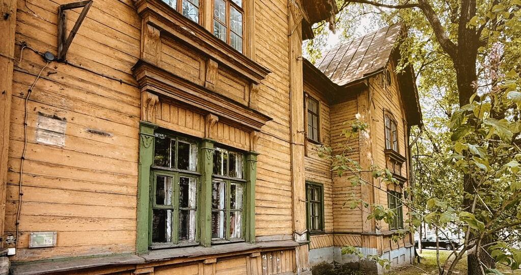 Как живут в деревянном 150-летнем доме в центре Москвы