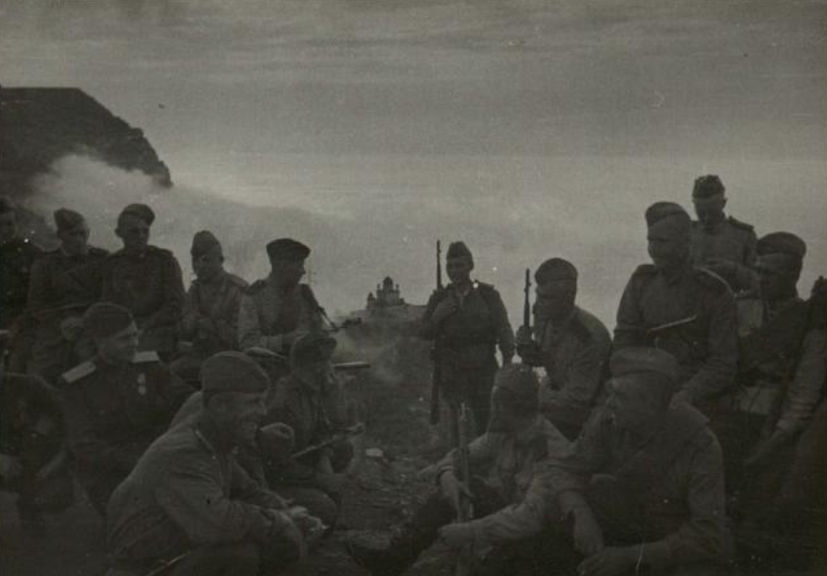 Солдаты на привале. Автор: С. Струнников 