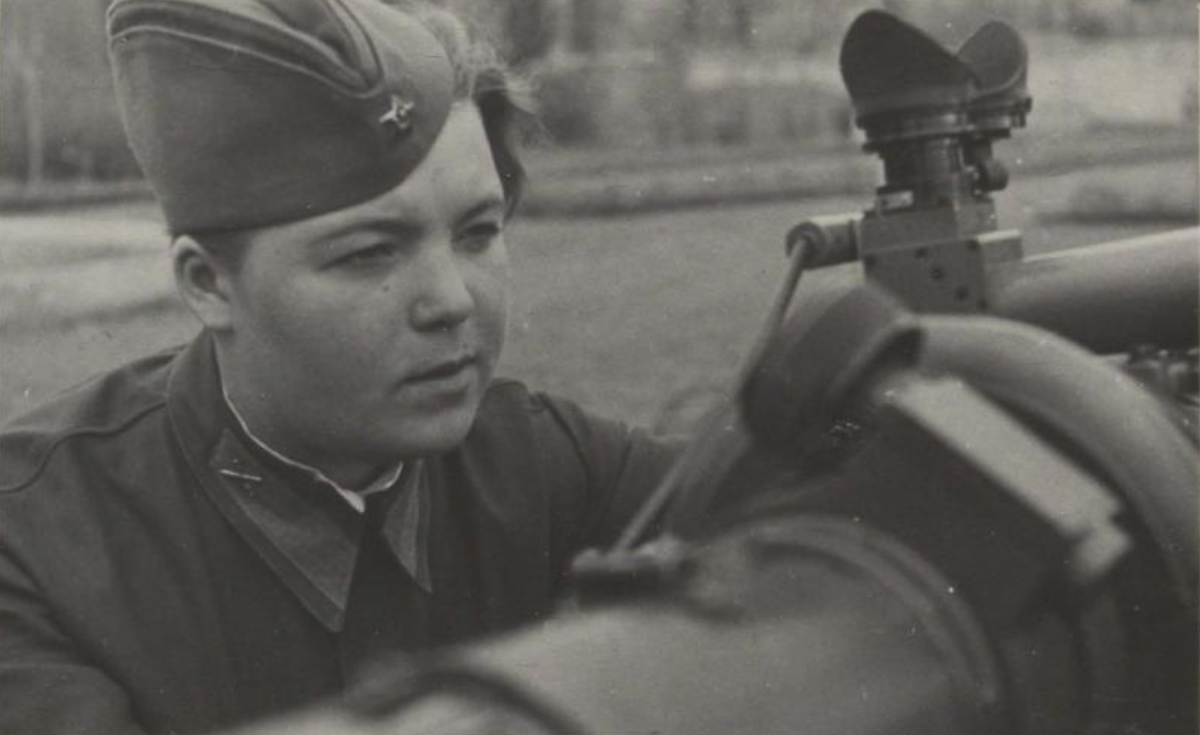 Наблюдательница ПВО. Москва. 1941 г. Автор: С. Струнников