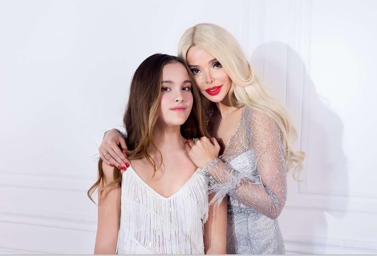 Алена Кравец с приемной дочерью / Фото: Legion-Media