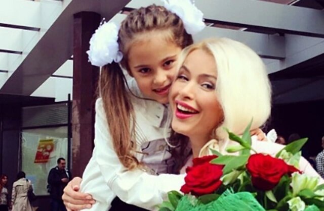 Алена Кравец с приемной дочерью / Фото: Legion-Media