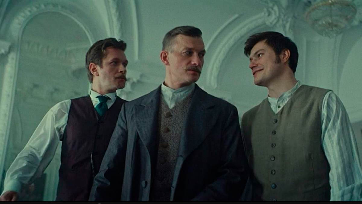 Кадр из сериала. В центре Алексей Лыков, справа - Степан Девяткин, слева - Ян Титус.