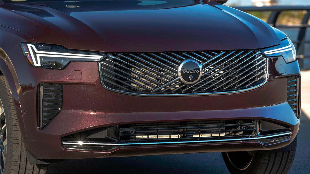 Передняя часть Volvo XC90