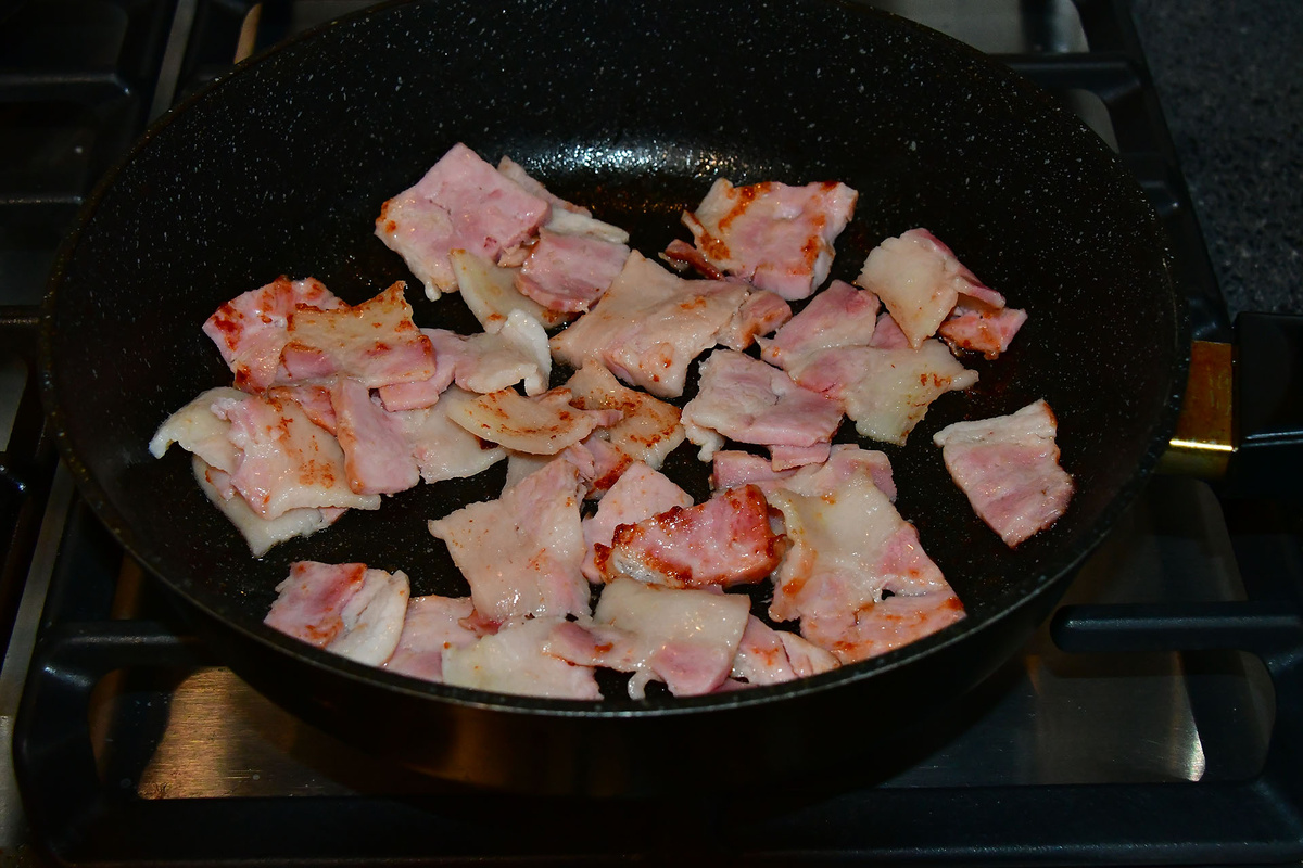 Обжариваем грудинку