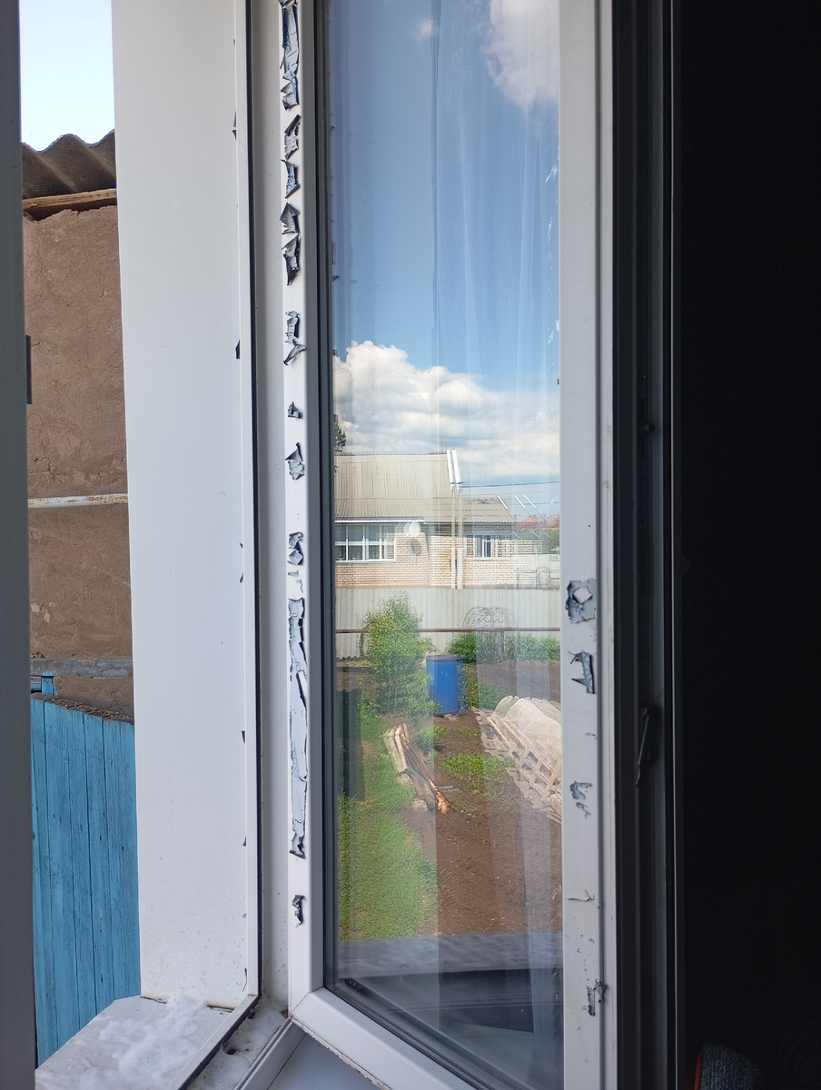 Выглядят наклейки, будто их можно просто тряпочкой снять, но к сожалению так не получается. 