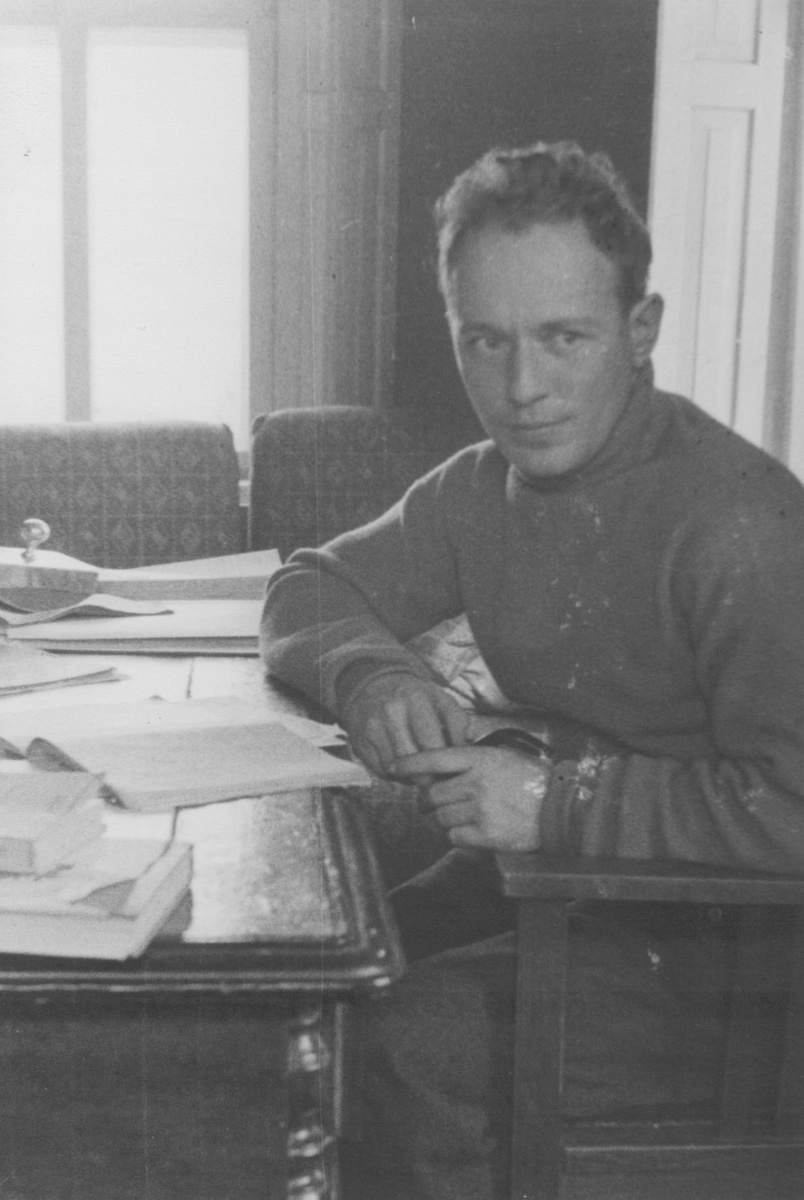 Михаил Шолохов в своем кабинете за рабочим столом. Донская область, станица Вешенская. Январь 1939 г.