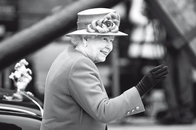 Ее Королевское Высочество королева Елизавета II посещает ливерпульский Альберт-док во время ее турне по Великобритании в честь алмазного юбилея. 17 мая 2012. Ливерпуль, Англия