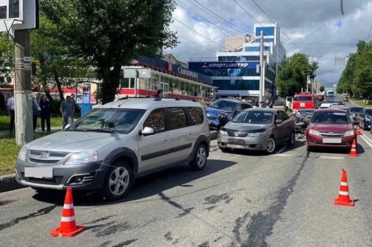    На перекрёстке Ленина и Милицейской столкнулись сразу семь автомобилей.