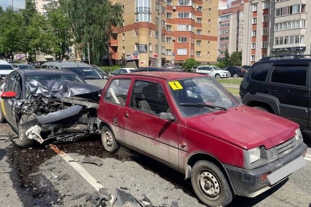   Многие машины получили серьёзные повреждения. Фото: Госавтоинспекция Кировской области