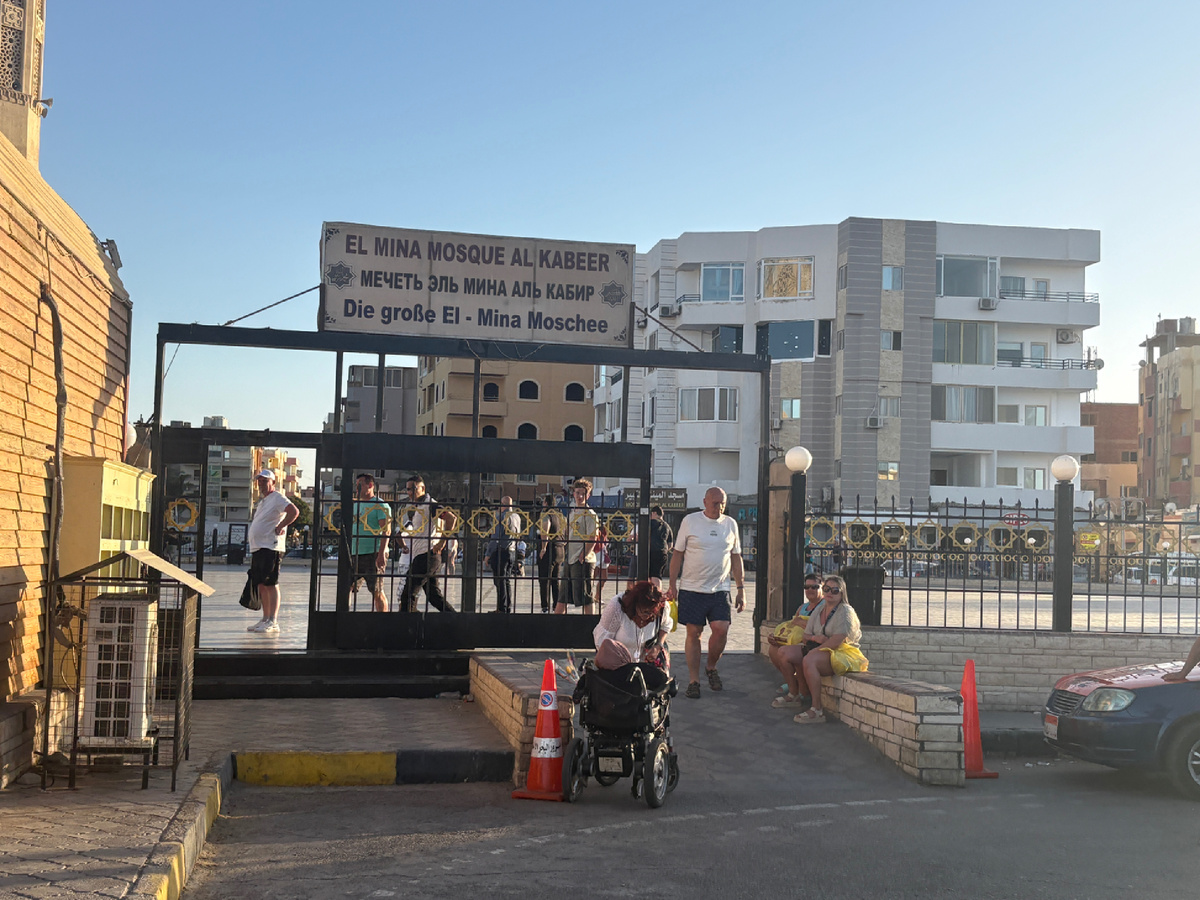 На входе в мечеть…