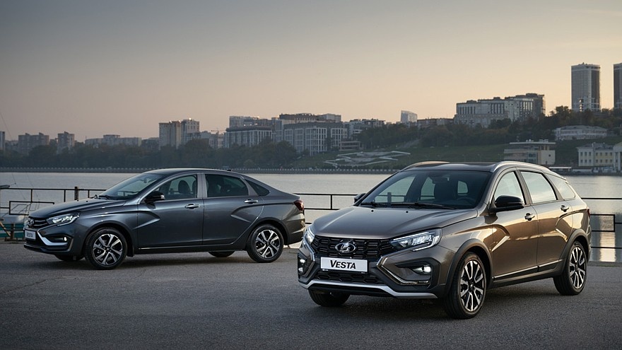    На фото: Lada Vesta и Vesta SW Cross