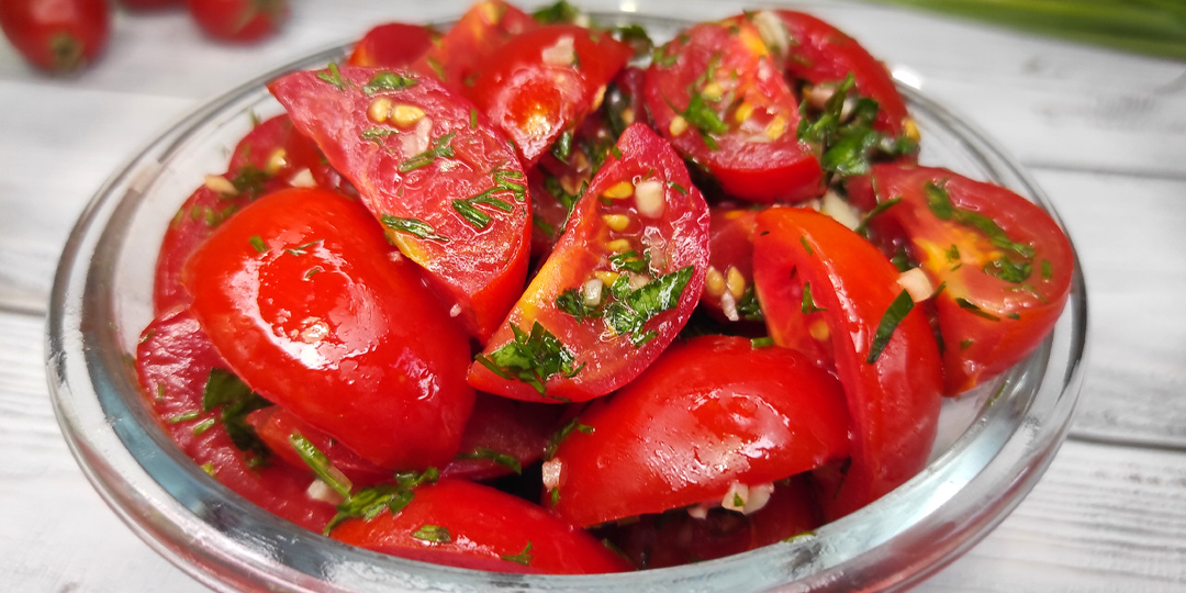 Очень вкусная ЗАКУСКА из ПОМИДОРОВ с чесноком и зеленью. ДЕЛАЙТЕ сразу ДВЕ ПОРЦИИ.