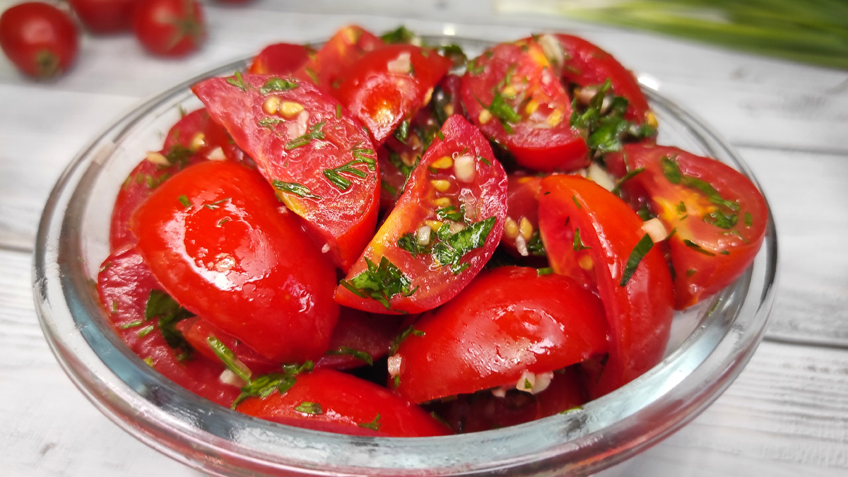 Закуска из помидоров с чесноком и зеленью. Фото автора.